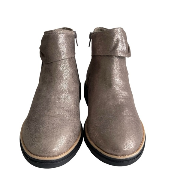 Clarks Sharon Salon Pewter Metallic Ankle Bbots Women’s Size 8W Bow Casual - Picture 4 of 10